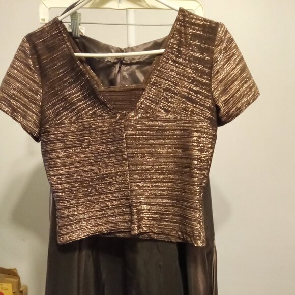 Ladies 2 piece skirt set with sparkly top size 6P - Picture 2 of 4
